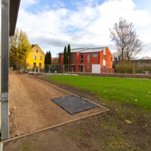 Südansicht mit Terrasse und Garten